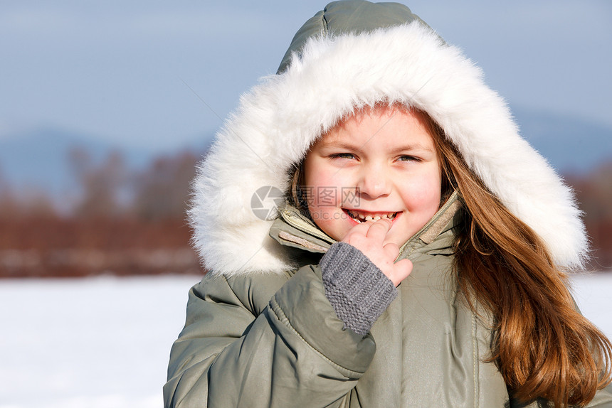 冬季公园的年轻女孩肖像快乐幸福幼儿园蓝色微笑眼睛喜悦女性孩子青年图片