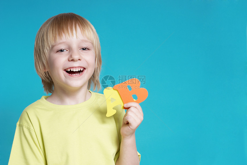 那个小男孩 写着蓝底信的小男孩孩子手臂手指衬衫男性字母男人男生微笑蓝色图片