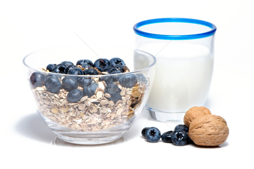 光背景健康早餐有灯光背景甜食食物蓝色白色牛奶浆果玻璃乳制品核桃健康饮食图片
