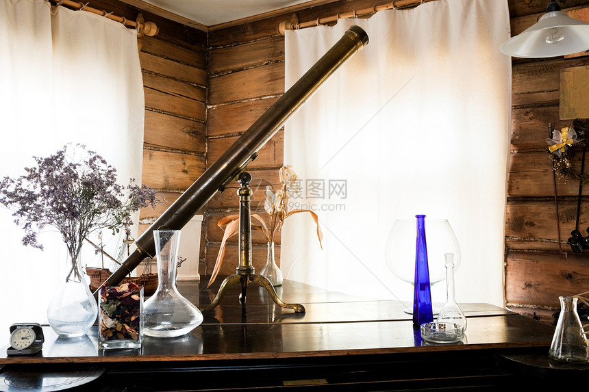 美丽的旧物体生活画家桌子窗户花束木头青铜艺术家花瓶望远镜图片