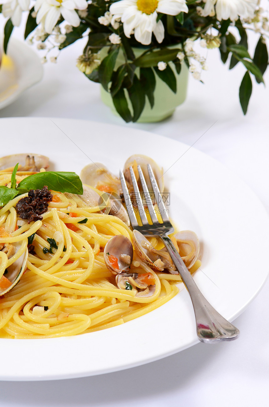 碗里有意大利面条和贝贝贝壳盘子蛤蜊美食午餐饮食食物香菜利面草本植物桌子图片