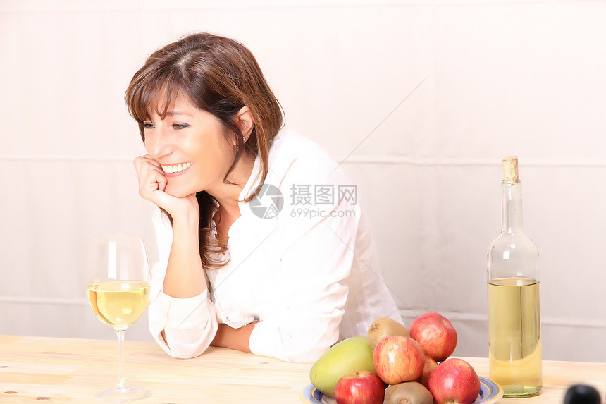 白葡萄酒女人妻子桌子庆典餐厅夫妻玻璃酒杯女士派对干杯图片