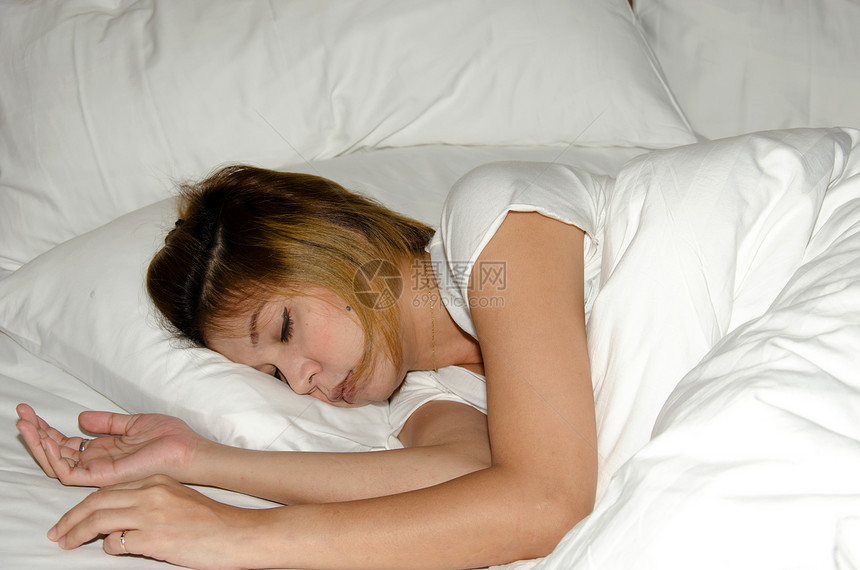 女人睡在床上卧室女性寝具白色女士睡眠女孩图片