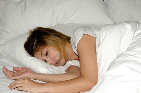 女人睡在床上卧室女性寝具白色女士睡眠女孩背景图片