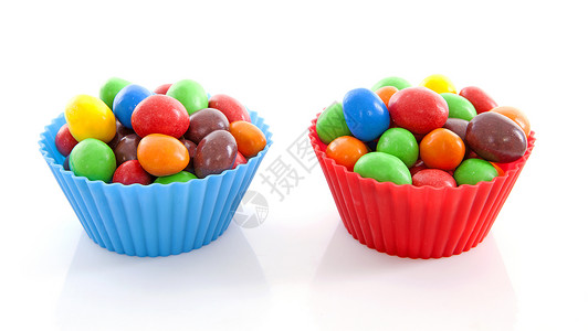 配有彩色糖果的杯子圆形食物背景图片