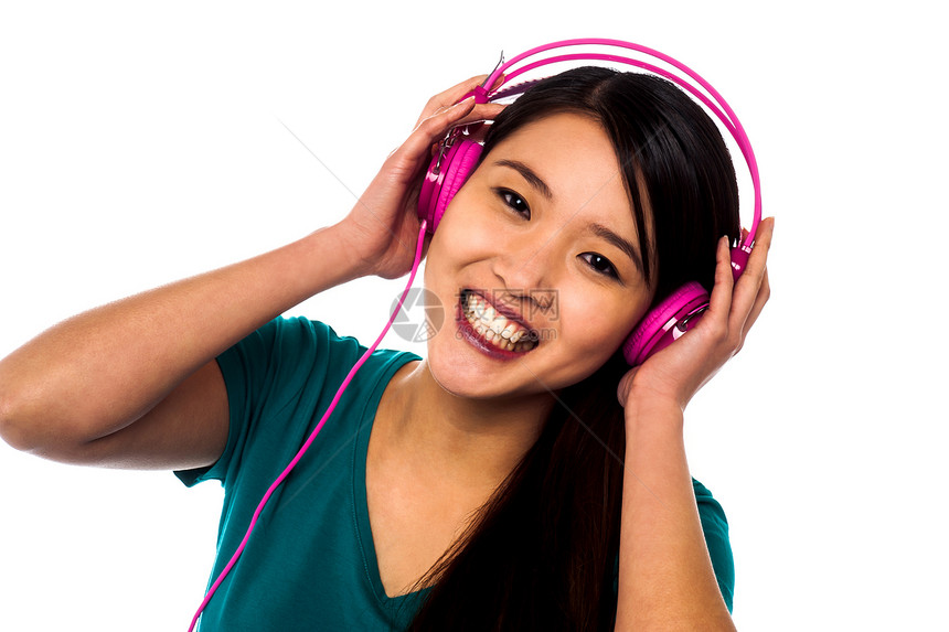 听音乐的可爱女孩音乐播放器微笑音乐娱乐乐趣技术女士耳机享受女性图片