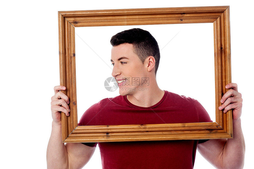 男子持有木制图画框微笑男人照片相框乐趣工作室构图冒充边界男性图片