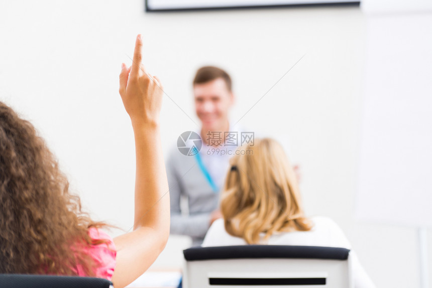 女性在班级中举起的手学习青少年青春期桌子学生老师大学团体测验女士图片