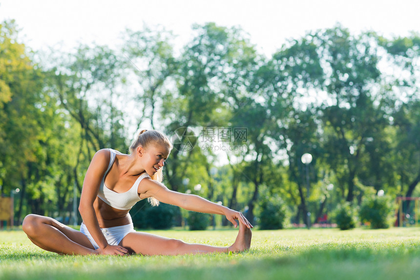 在公园里做瑜伽的女人运动身体女性姿势活力微笑冥想专注有氧运动娱乐图片