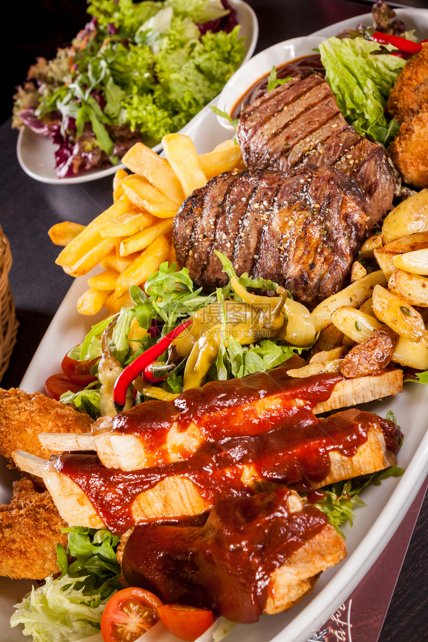 混合肉 沙拉和薯条营养土豆肋骨蔬菜牛扒服务拼盘餐厅翅膀饮食图片