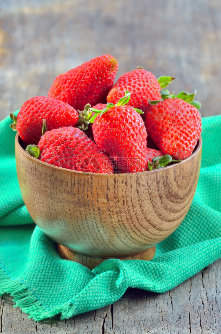 草莓甜点浆果早餐美味营养木头水果烹饪野餐食物图片
