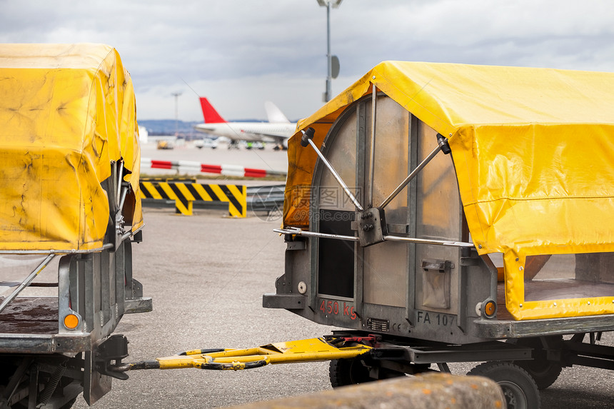 在机场装载行李的托雷车运输航班旅游输送加载大车飞机手提箱假期旅行图片