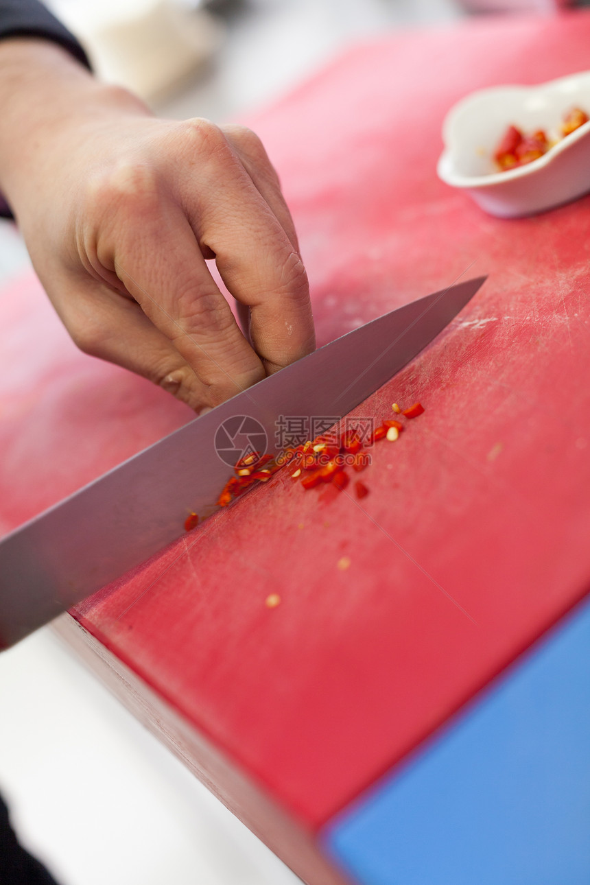 厨师切红辣椒食谱厨房饮食食物辣椒划片美食食堂柜台刀刃图片