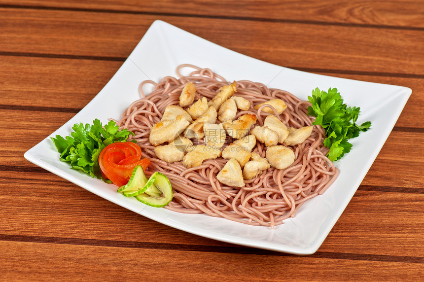 配鸡肉的意大利面情调蔬菜桌子面条异国香菜营养饮食盘子美食图片