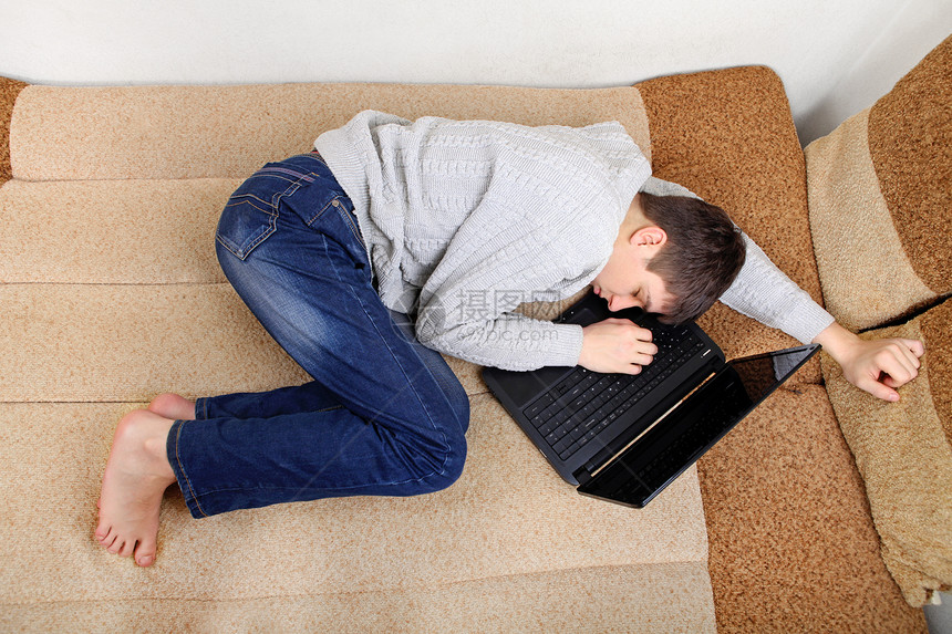青少年在笔记本电脑上睡觉说谎瞌睡男性小伙子小憩沙发青年毛衣房间互联网图片