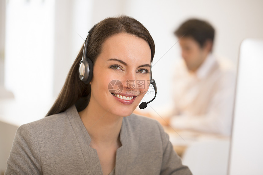 办公室的漂亮女商务人士在电话上 耳机电脑中心商务助手对话顾问销售量女性推销女士图片
