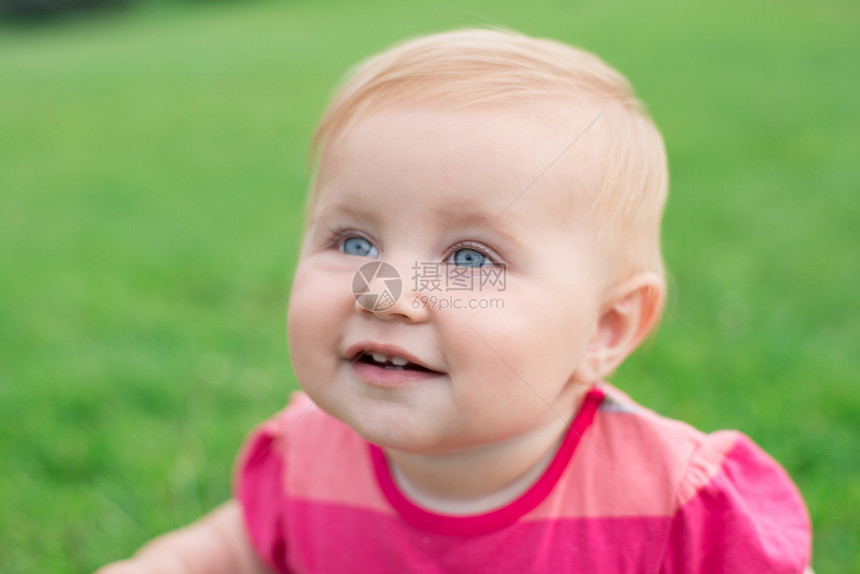 微笑婴儿的肖像乐趣童年孩子场地女孩快乐幸福金发女性公园图片