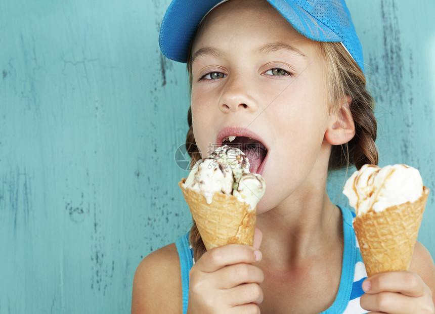 带冰淇淋的孩子女学生快乐锥体食物衣服静物蓝色青年女孩时装图片