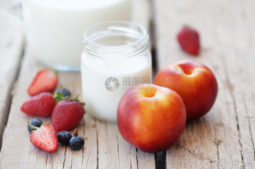 水果和牛奶早餐杯子午餐玻璃产品食物营养桌子奶制品饮食图片