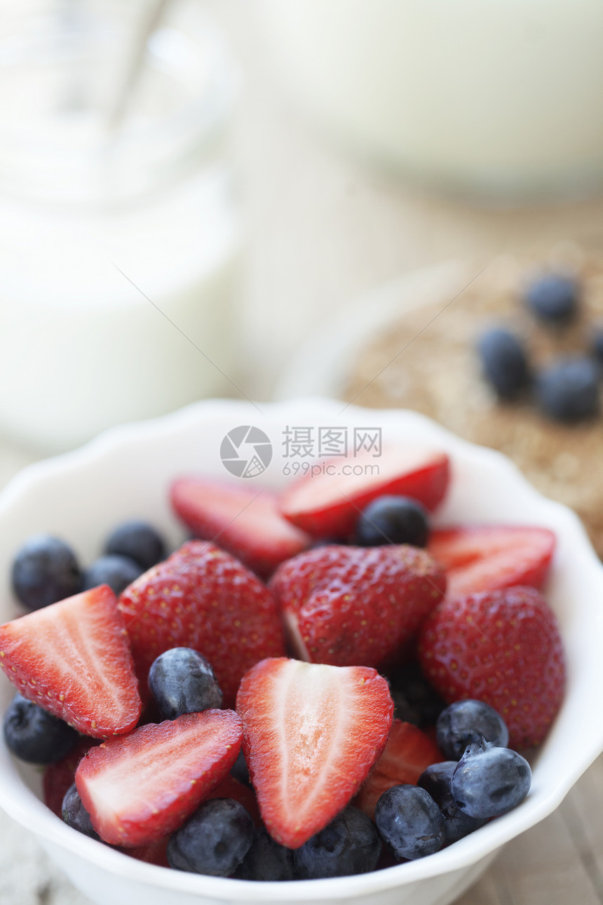 草莓和牛奶早餐小吃食物食品水果农场营养桌子养分产品图片