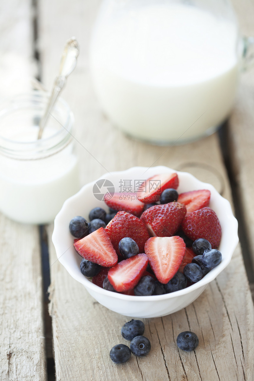 草莓和牛奶食物早餐奶制品勺子小吃杯子养分饮食桌子乡村图片
