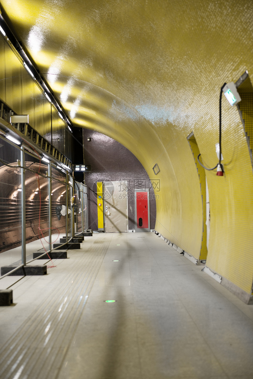 大城市的地铁站市中心瓷砖地面天花板商业柱子城市走廊隧道民众图片
