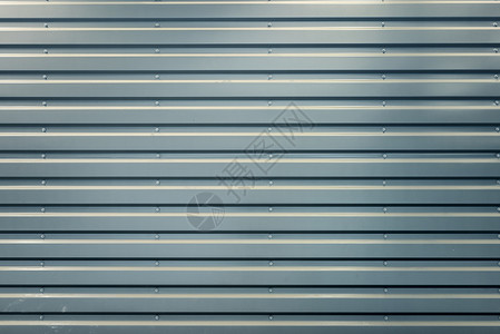 红色门的灰钢墙工业墙纸灰色抛光材料入口特写金属蓝色背景图片