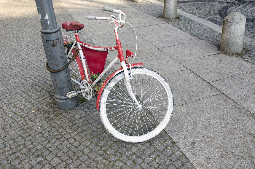 城市街道上美丽的装饰性老旧自行车图片