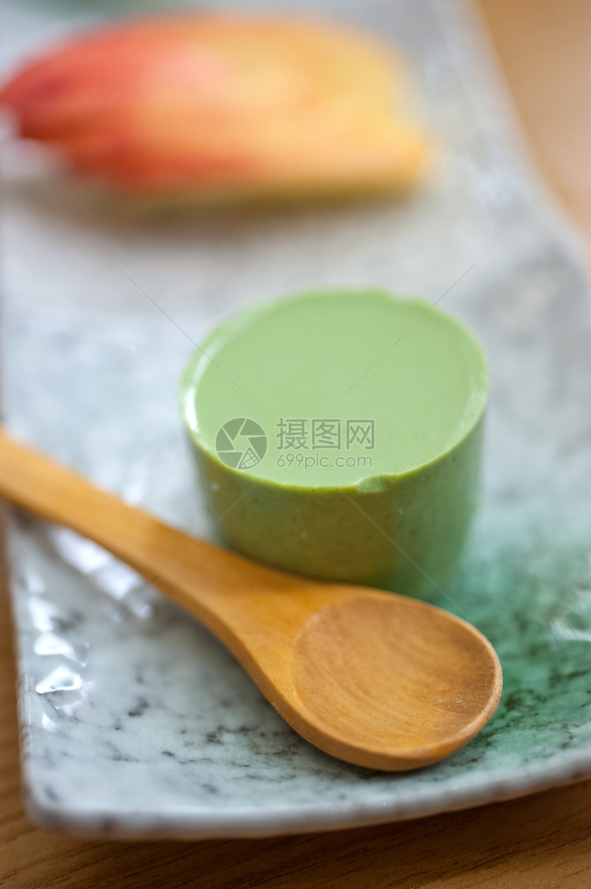 日式绿色茶布丁奶油状蛋糕木头绿茶奶制品奶油勺子食物美食小吃图片