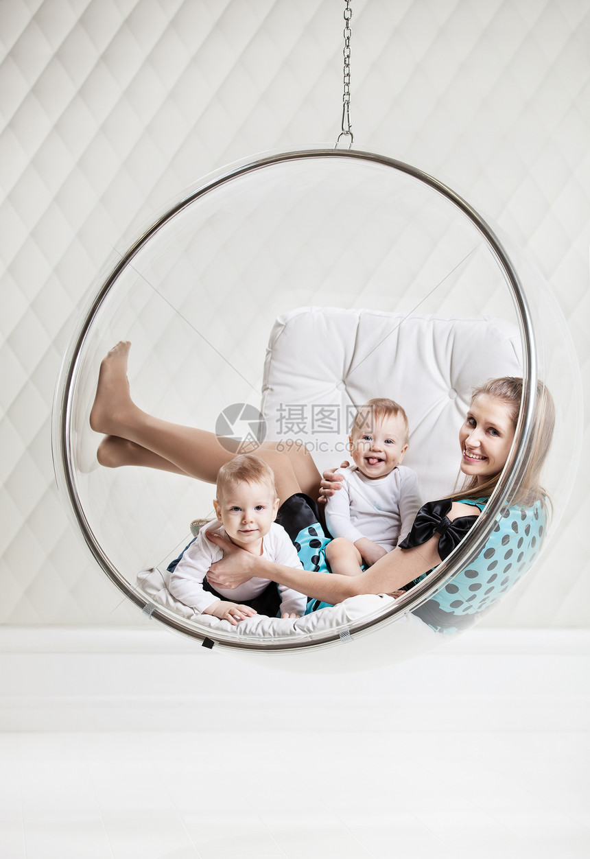 女人和两个婴儿 在摇摆吊椅图片