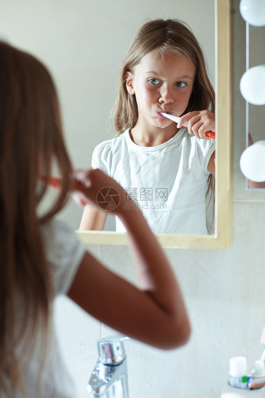 女孩刷牙孩子洗涤白色镜子打扫牙科童年牙齿青年女性图片