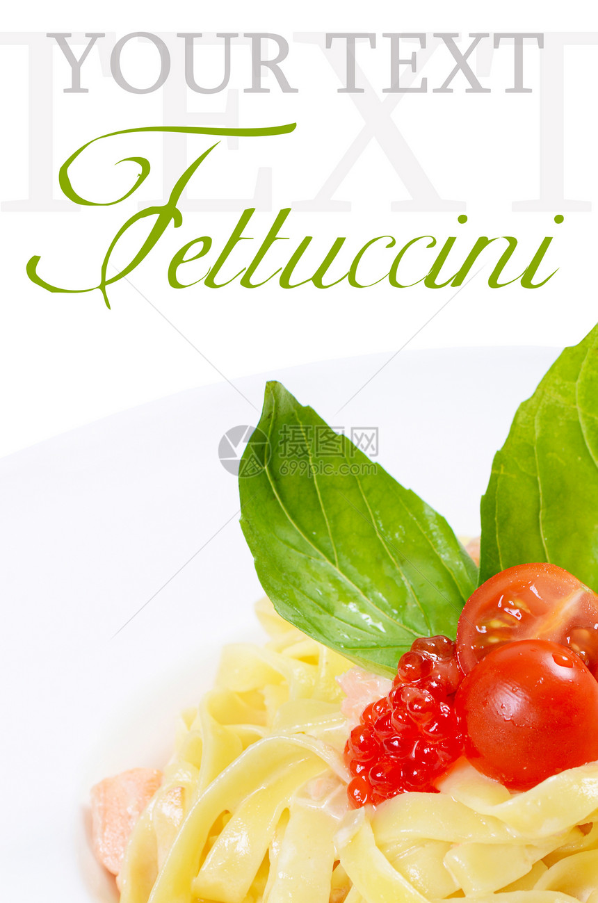 配三文鱼和奶油酱的Fettuccini面条白色海鲜食物宏观午餐美食盘子叶子图片