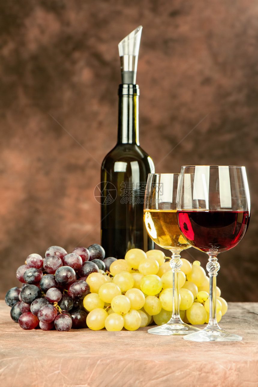 红酒套餐食物葡萄水果高脚杯杯子黄色酒精玻璃饮料庆典图片