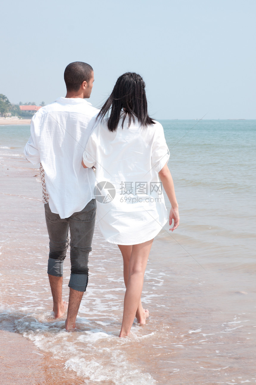 非洲男人和亚洲女人在海滩上的爱人女士男性女孩乐趣感情假期女性夫妻海洋喜悦图片