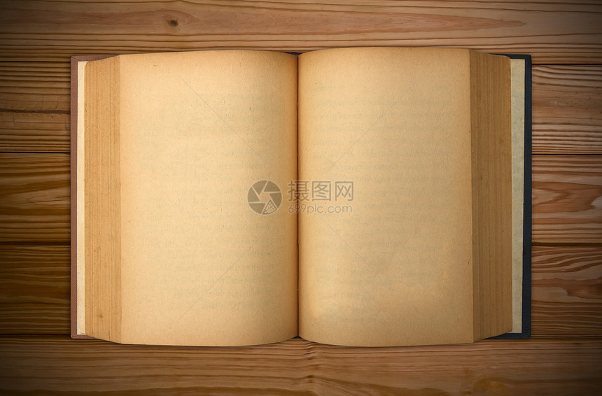 旧书 在木柴上张开两面图片