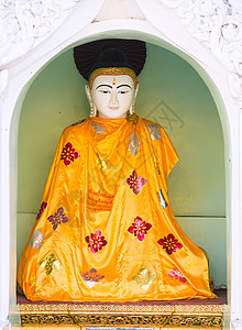 在Shwedagon塔的佛像背景图片