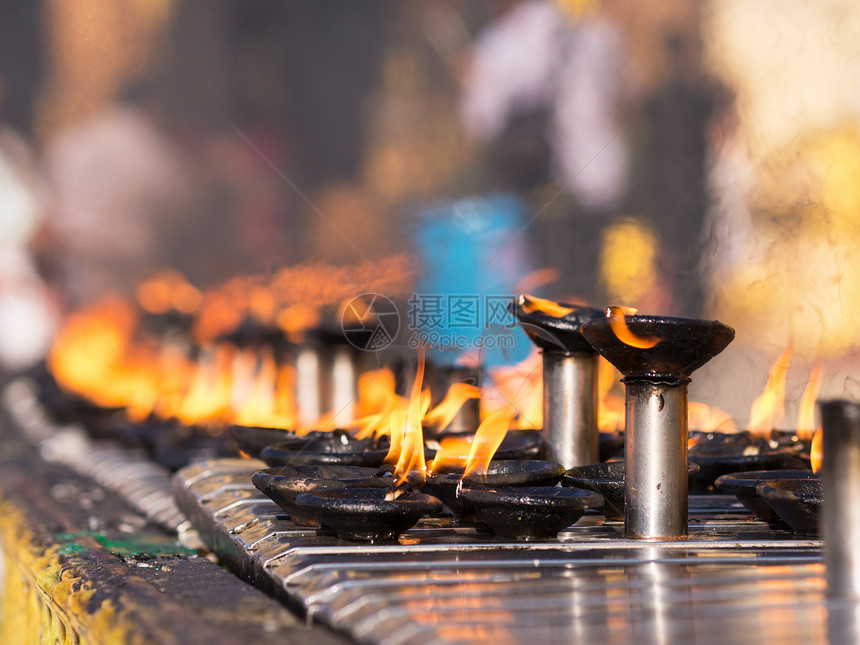 仰光Shwedagon塔烧油灯燃烧建筑学寺庙宝塔宗教火焰文化蜡烛图片