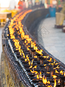 仰光Shwedagon塔烧油灯寺庙建筑学燃烧宝塔蜡烛文化火焰宗教背景图片