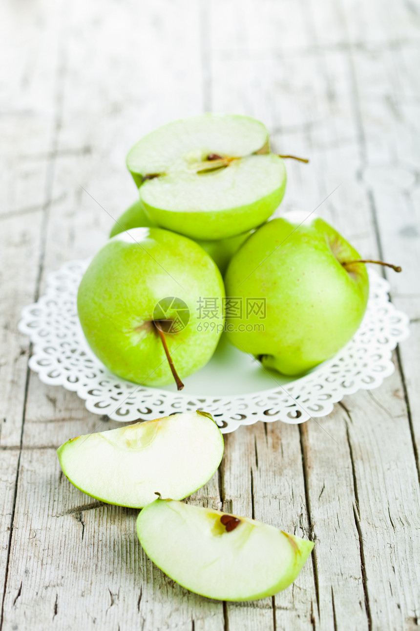 盘子里的成熟绿苹果食物乡村白色木头花园营养植物水果小吃图片