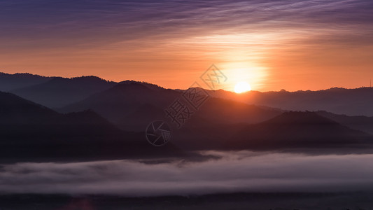 世界母乳喂养周山地风景和周莱景点日出Pai山脉中心黄色天气建筑阳光红色橙子爬坡太阳背景