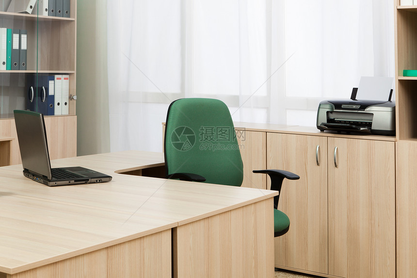 现代办公室打印机座位文件夹秘书椅子房间窗帘书架电脑窗户图片