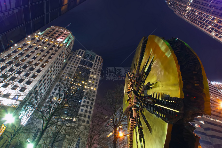 晚上在市中心的Charlotte住宅区交通都市市中心建筑天际建筑学摩天大楼金融汽车图片