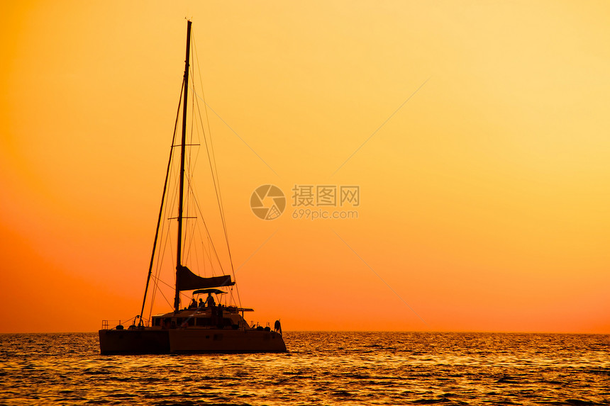 日落时开赛塔马兰帆船航行阳光双体图片