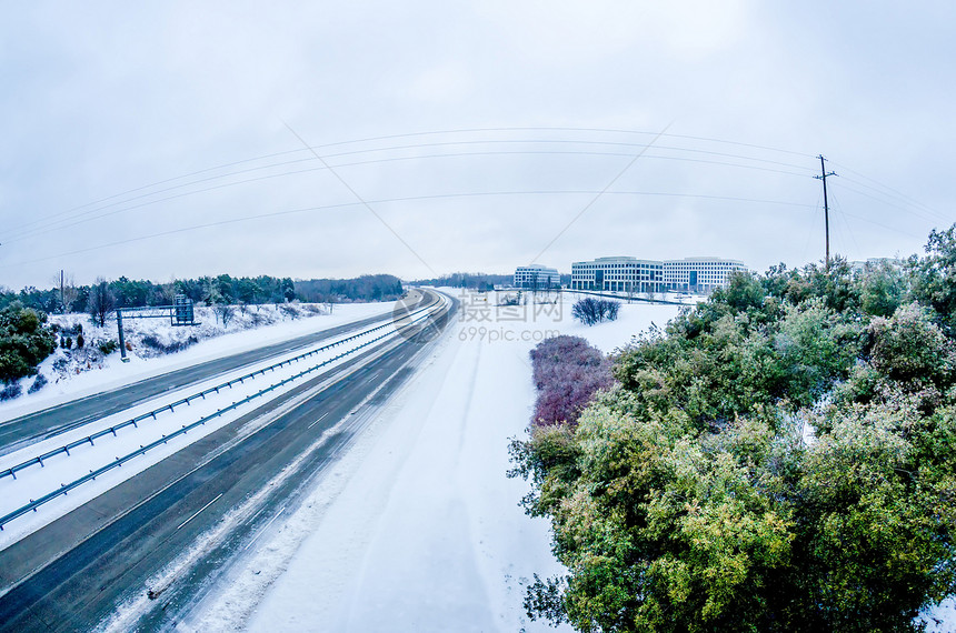 铺满雪和冰雨的高速公路上 没有堵车图片