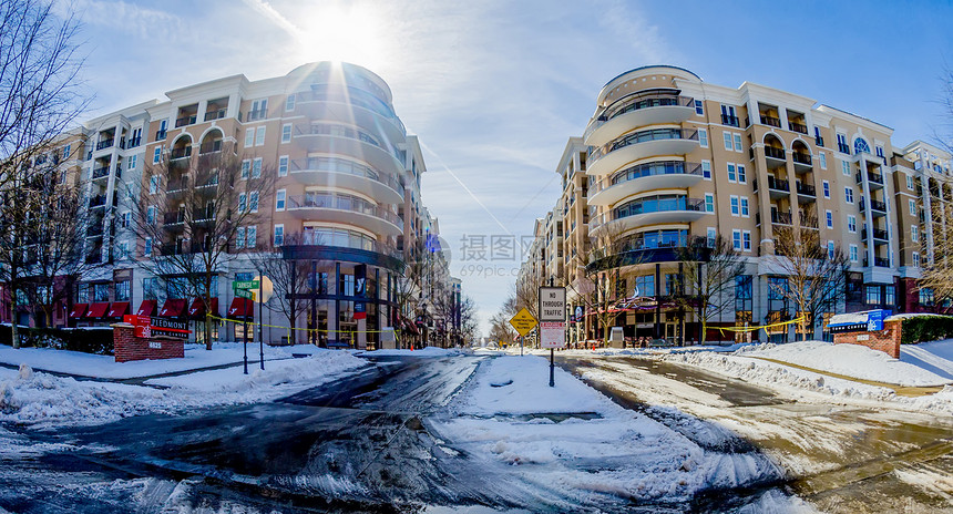 Pidmont镇中心周围的冬季街道场景c建筑物城市建筑学晴天蓝色天空数控图片