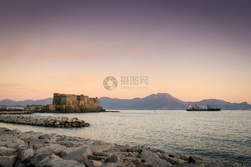 意大利那不勒斯城堡港口历史性海岸蓝色石头景观码头海景天际图片