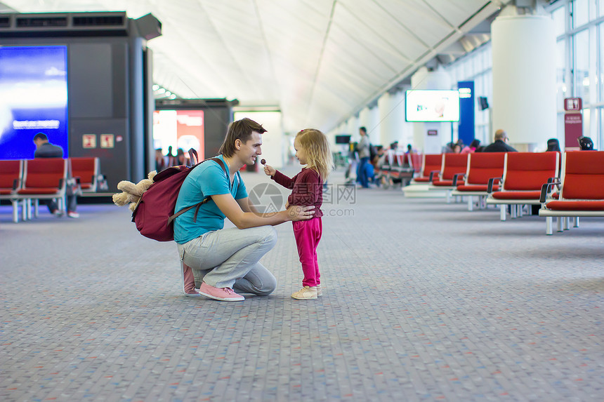 在机场的小女孩和小爸爸 等待飞机飞到机场乘客婴儿背包童年女孩闲暇航班父亲男性飞机场图片