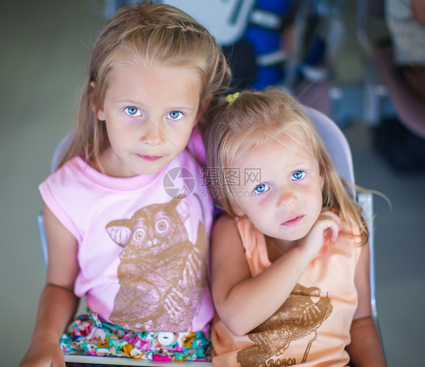 两名美丽的蓝眼女孩的肖像家庭后代喜悦面孔青年生活姐妹女性长发姐姐图片