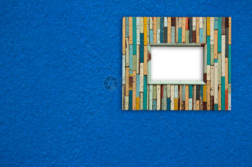 蓝色墙上旧的彩色木板乡村阴影风化木头棕色石头材料古董边界空白图片