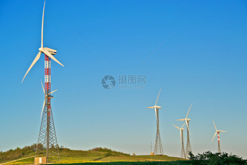 风力涡轮塔金属天空蓝色翅膀发电机农场技术力量爬坡绿色图片